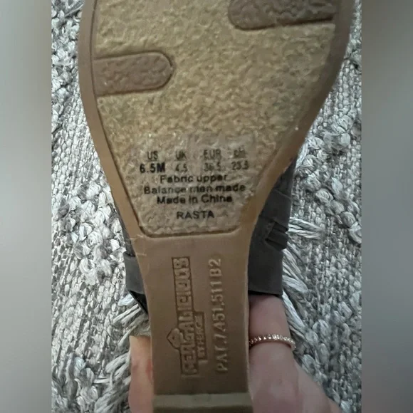 Excellent condition Fergicious “Rasta” wedge. Size 6.5 - Picture 4 of 6